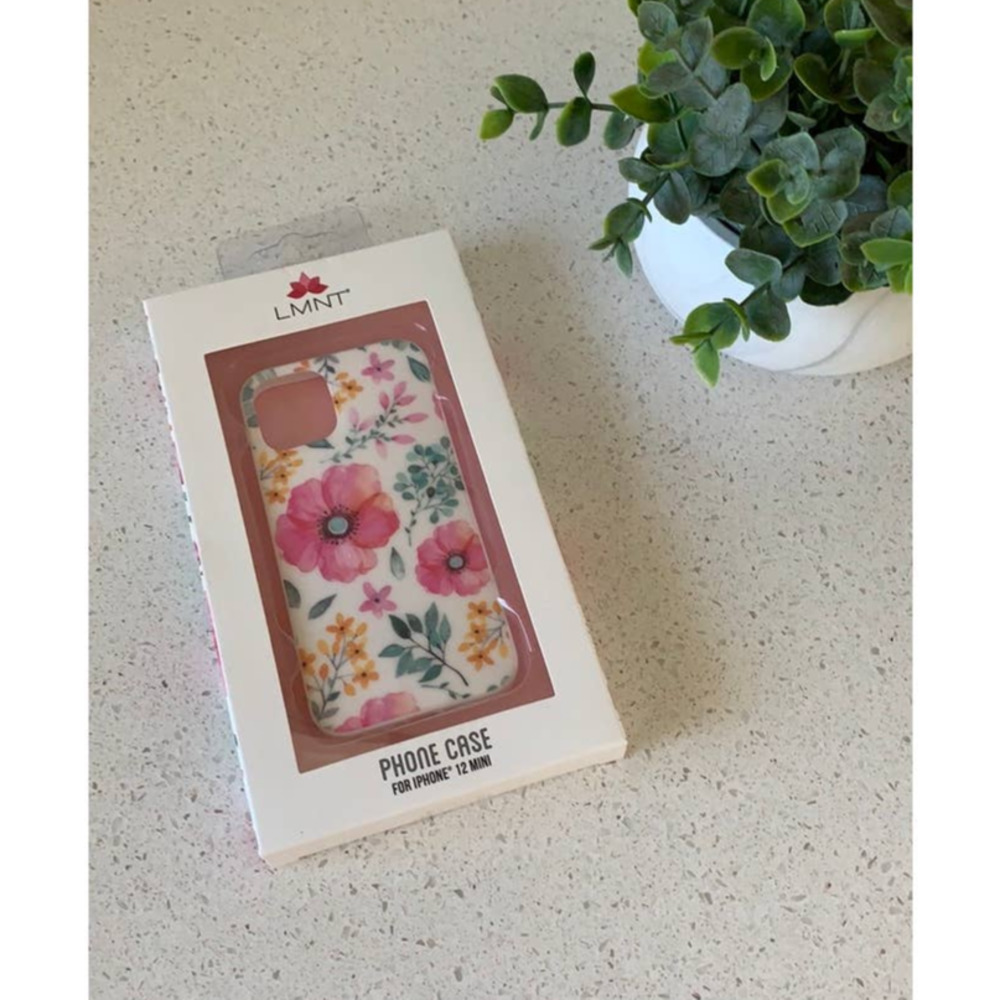 NWT LMNT Plastic phone case Graphic with floral cute casual chic iphone 12